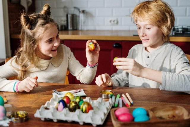 childred-decorating-eggs-3972178