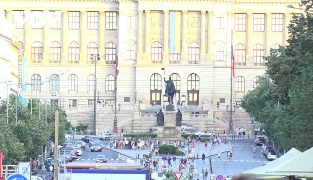 Quang-truong-Con-ngua-mot-diem-tham-quan-thu-hut-khac-du-lich-o-Praha-anh-VOV