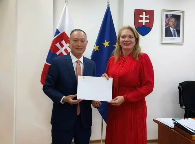 dai-su-pham-truong-giang-slovakia-trinh-ban-sao-thu-uy-nhiem-len-cuc-truong-cuc-le-tan-bo-ngoai-giao-slovakia-20250113202301