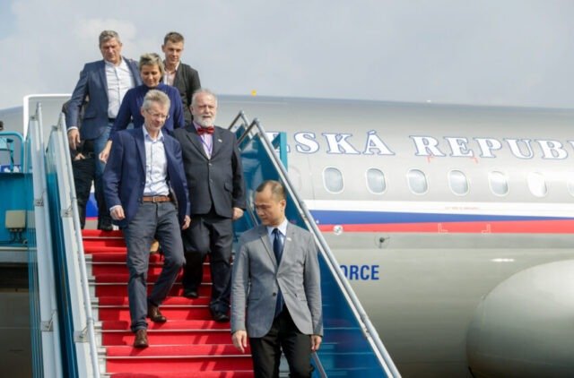 Ceska-delegace-v-cele-s-panem-Vystrcilem-850x560